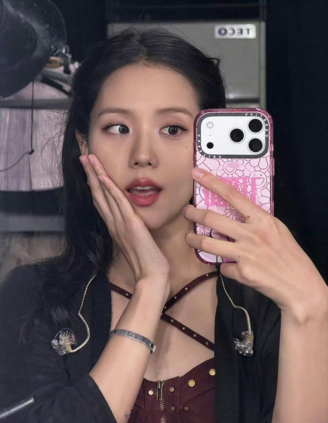 卖手机壳比卖手机还赚钱我寻思着买个手机得大几千，结果一个壳子卖到三百五！后来发现