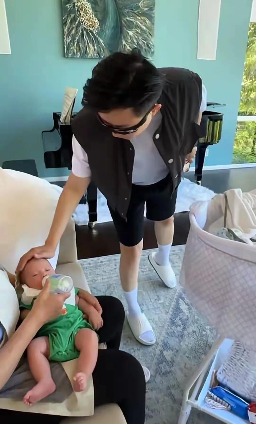 叶海洋出门前
总会摸摸她的两个双胞胎儿子
这母爱杠杠的呀
小孩子在这样的氛围下长