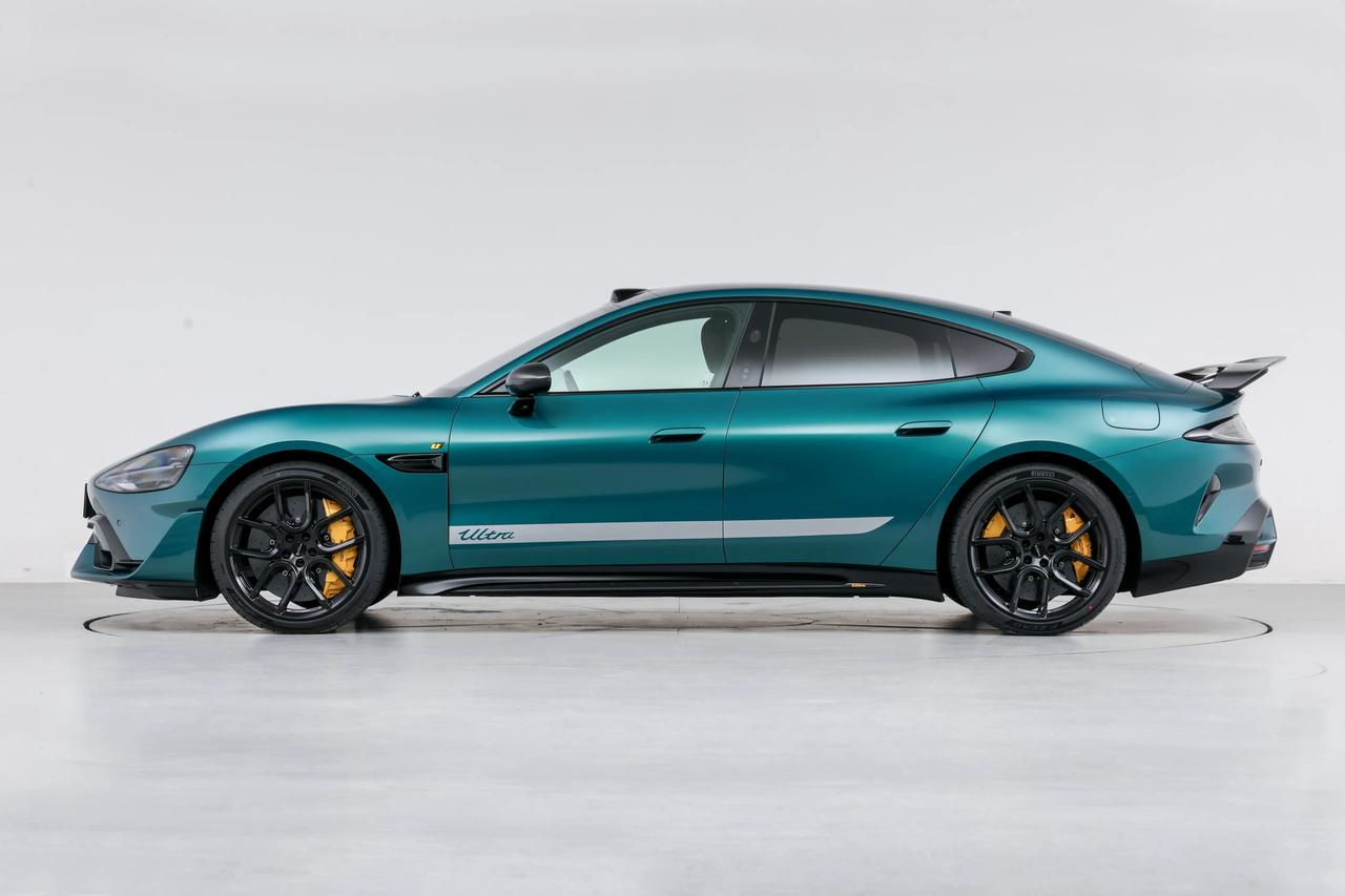 近期雷军和团队直播拆车，展示汽车产品力，并解答了很多争议问题，包括小字营销，70