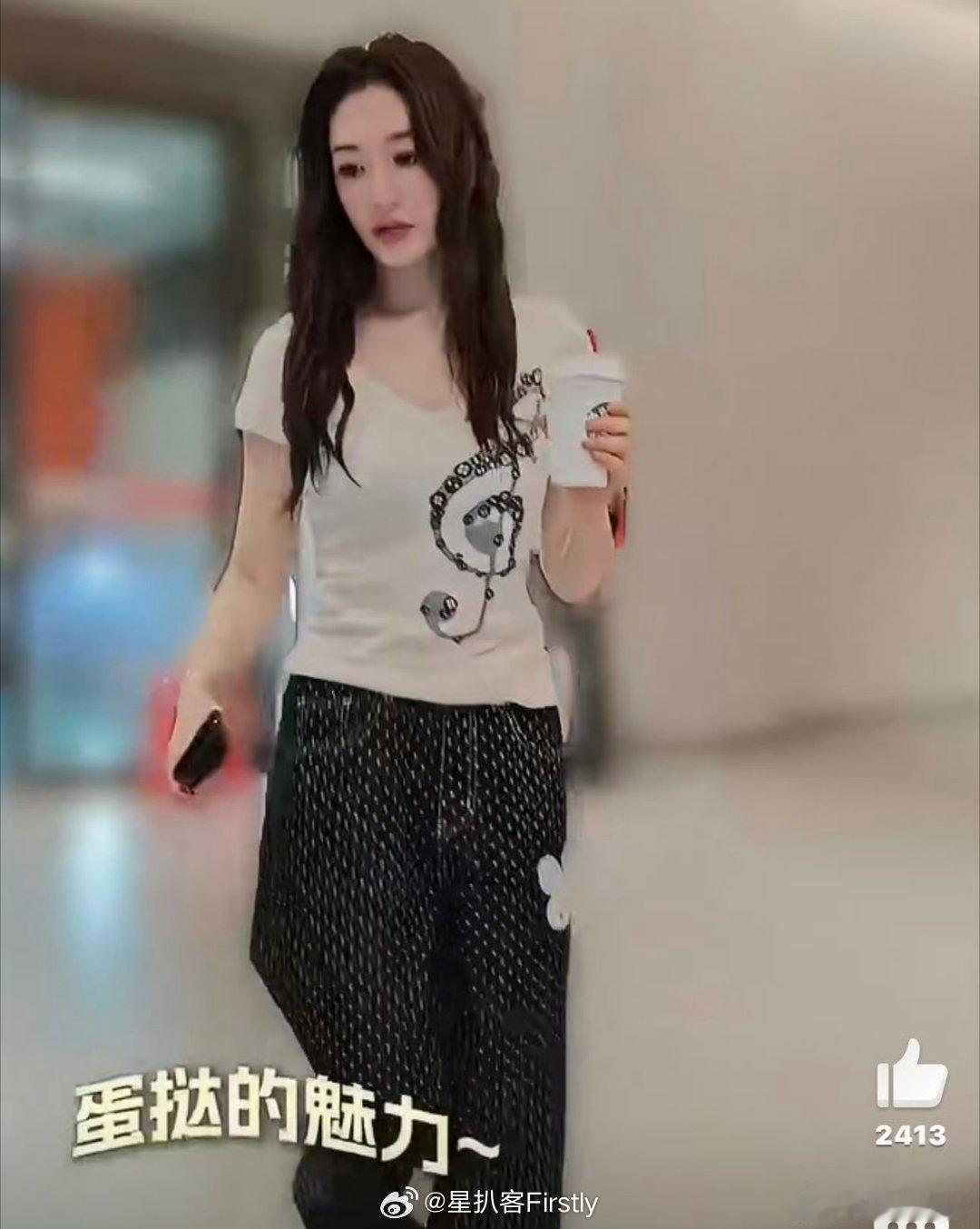李小冉 小肚小肚我在女明星和我们一样，吃了好吃的小肚子鼓起来确实吃东西一时爽一直