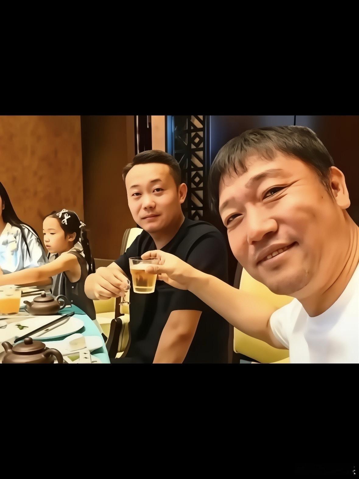 贾冰私人饭局被偷拍贾冰到现在一个字没回，我倒觉得挺体面。这时候发声明道歉，反而像