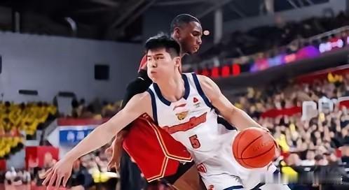 广东险胜山西！小将陈家政赛后发言圈粉无数，杜锋没看错人。
 
谁能想到，广东男篮