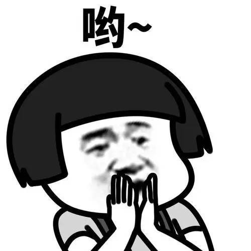 #披窗帘过家家的孩子长大了# 原来大家都有把窗帘穿身上的经历，感觉童年的快乐就是