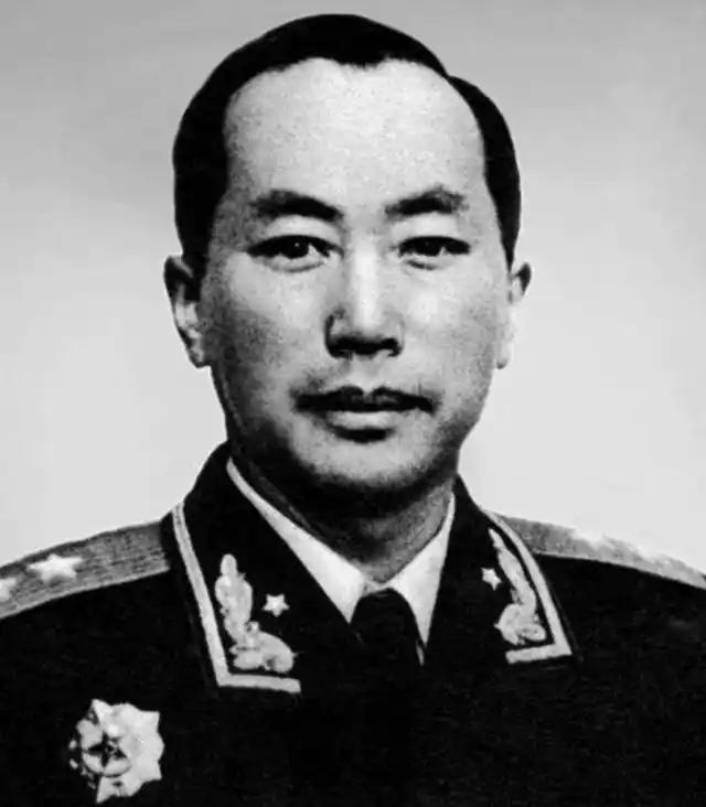 下面的这位开国将军，和李克农上将一样都属于隐蔽战线的杰出人物。在1955年的开国
