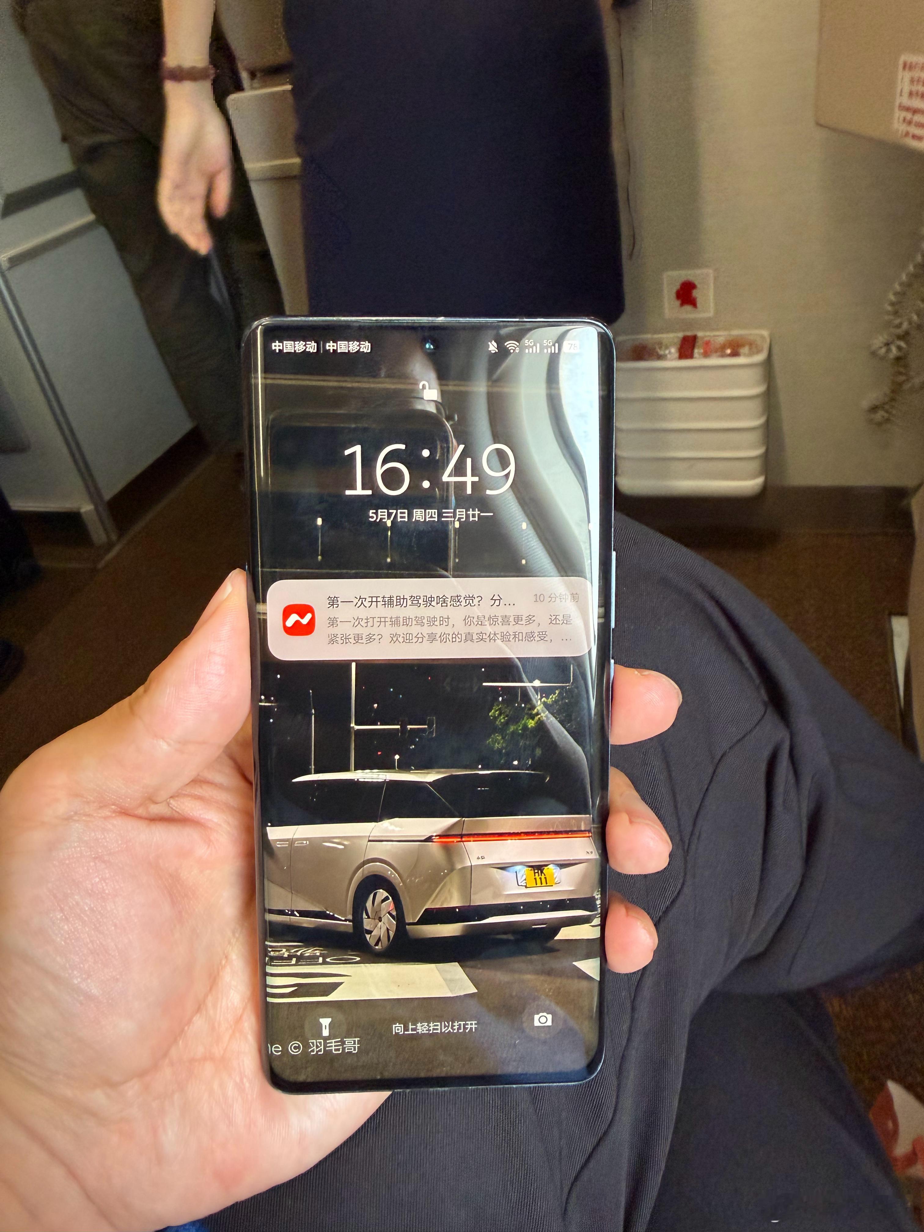NIOPhone 一代的尺寸手感和重量，都特别适合携带，车控键真的好用，我又用回
