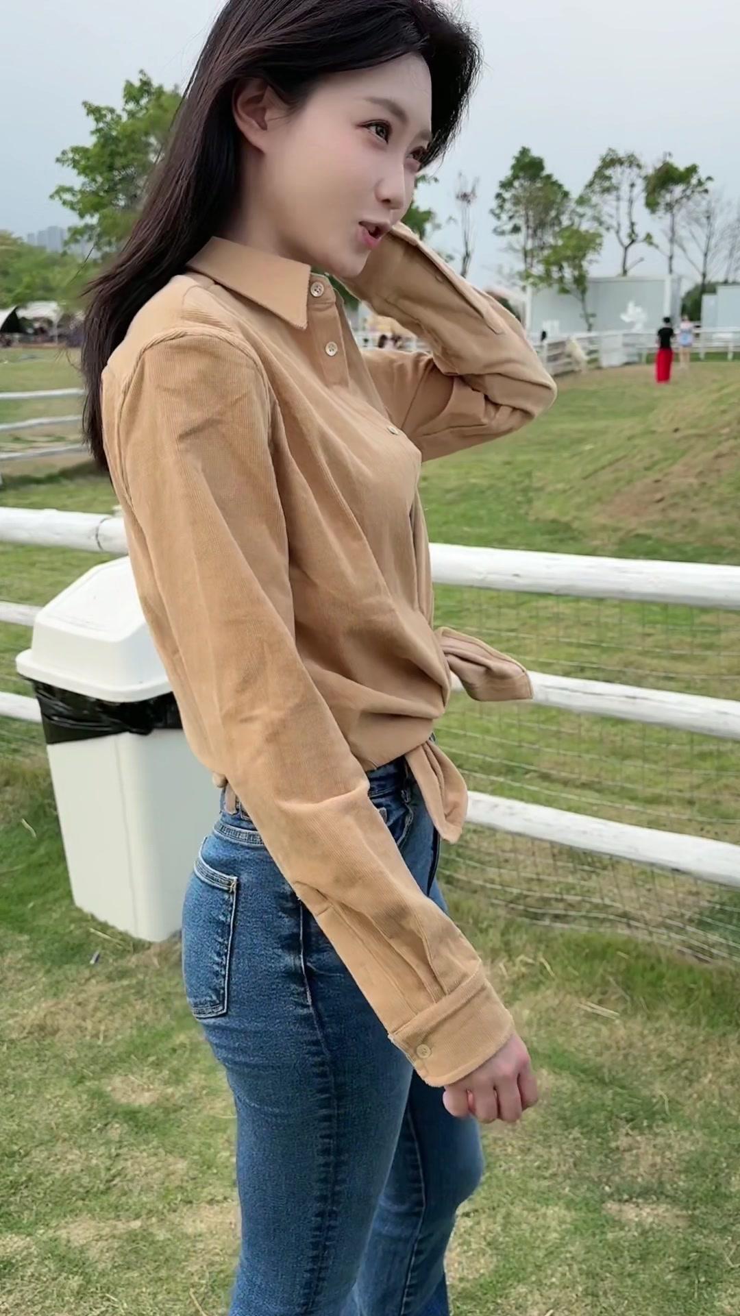 跟这个羊互动一下，它真的好可爱啊，快看看能不能拍到，张老师就别烦快点。