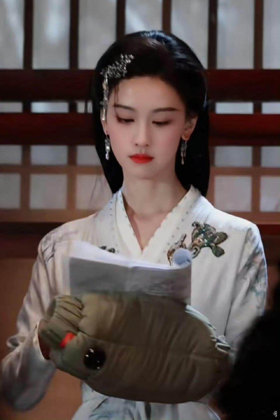 这个发型真的灾难很难驾驭，但陈都灵却莫名的很合适很好看。 ​​​