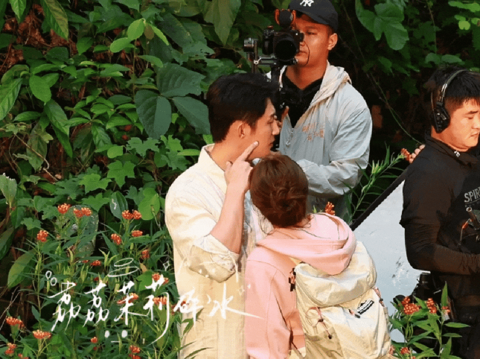 《明川有知夏》双人路透这一段可怜的厉泽川在山里被虫子咬了，忍着拍完一条才敢说，希