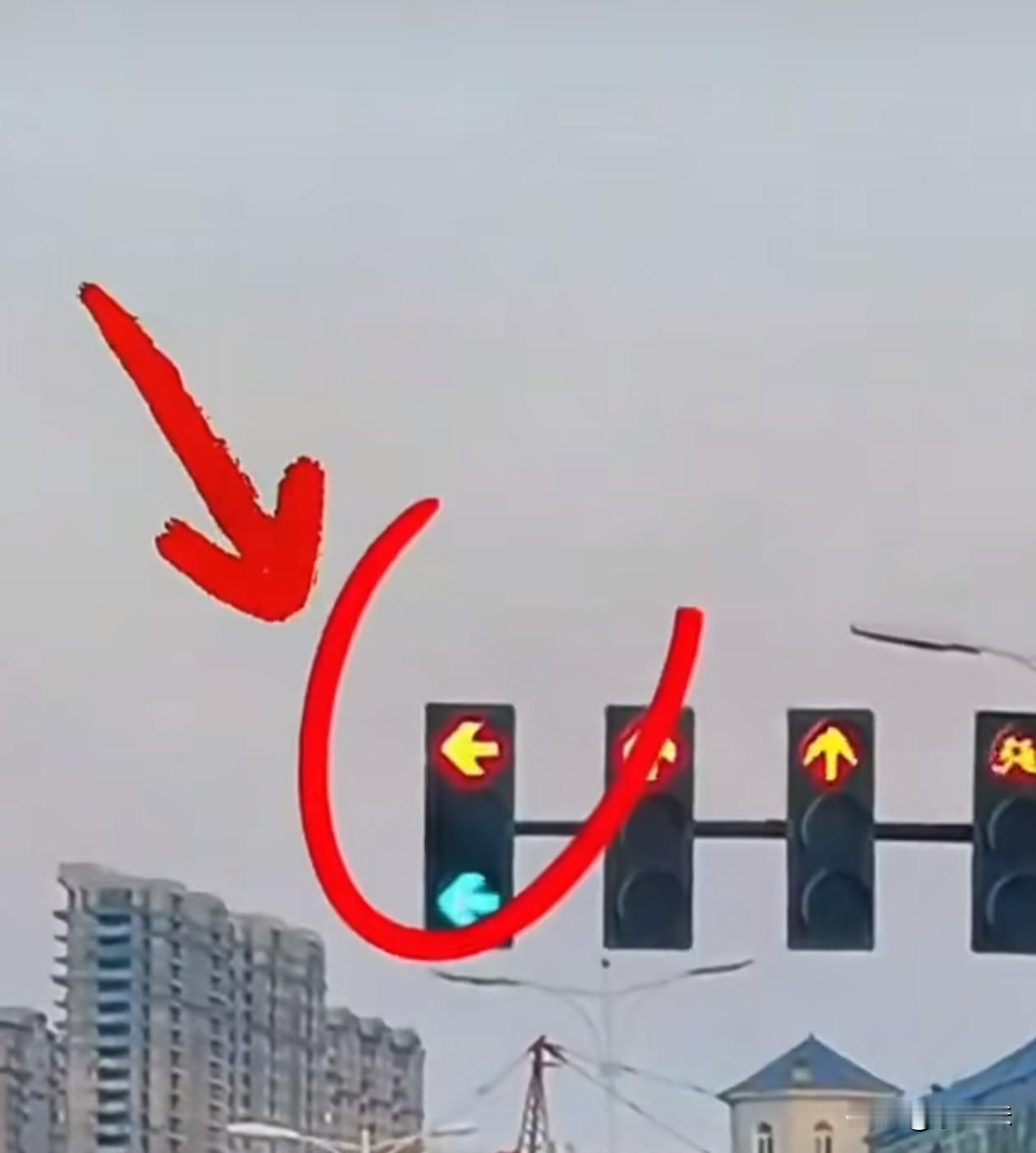 遇到这种红绿灯到底该咋整？