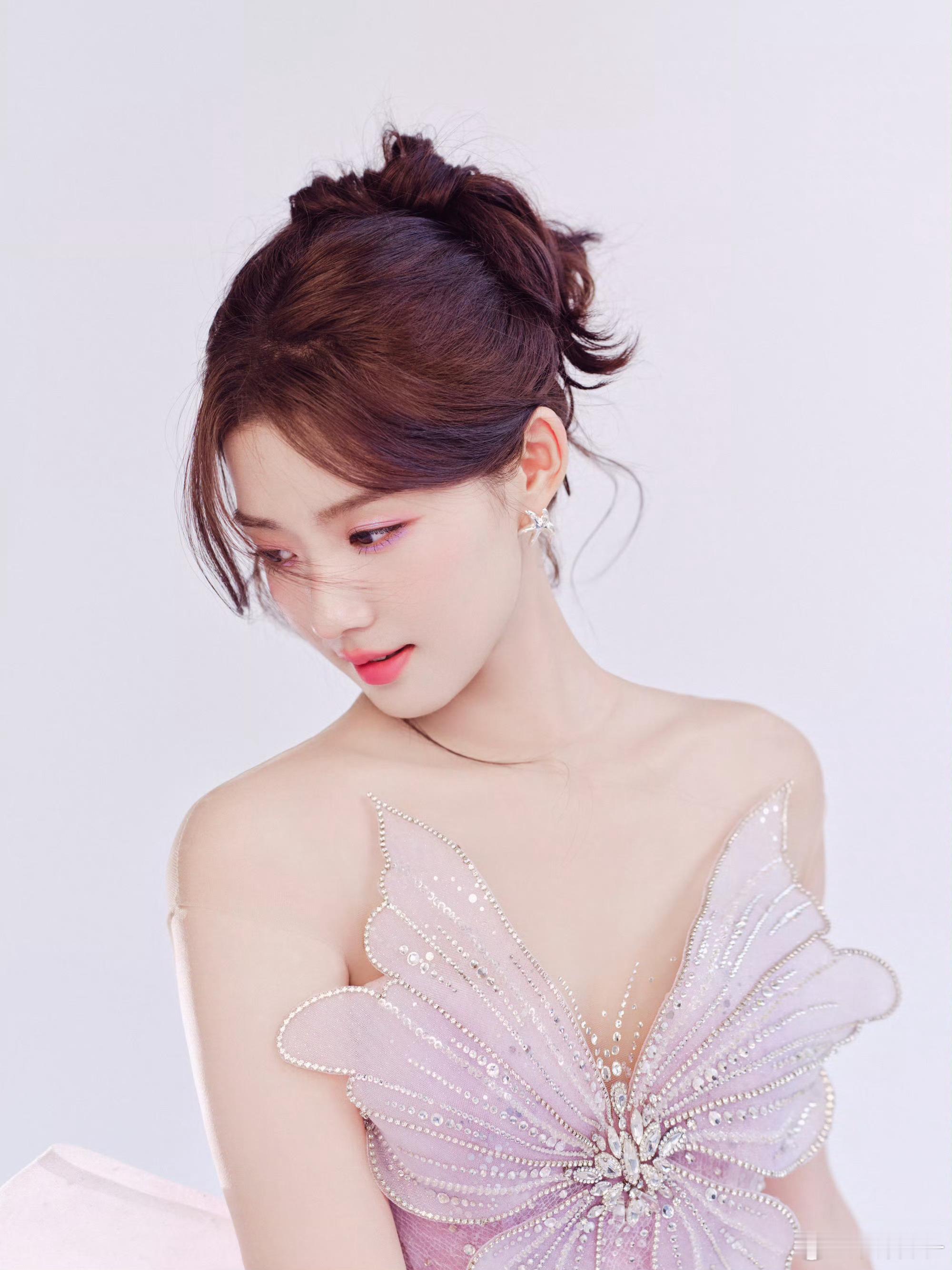 卢昱晓26岁生日照卢昱晓26岁生日照，生日快乐，万事顺遂 ​​​