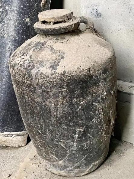 这东西，还熟悉吗？
八零后出生的人，肯定不认识这个物件。
这是过去年代，装氨水用