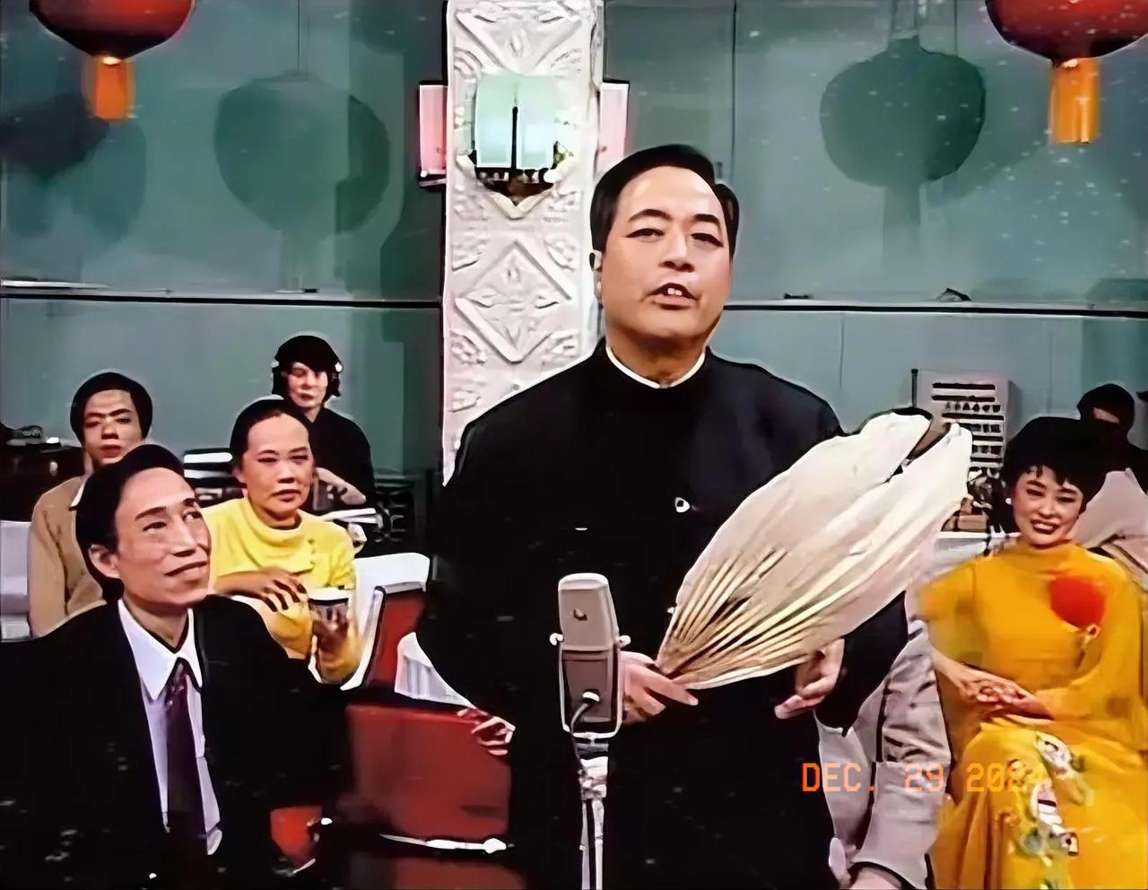 这张照片记录的是哪一届春节晚会呢？当时袁阔成老师说的是哪一段呢？王景愚表演的小品
