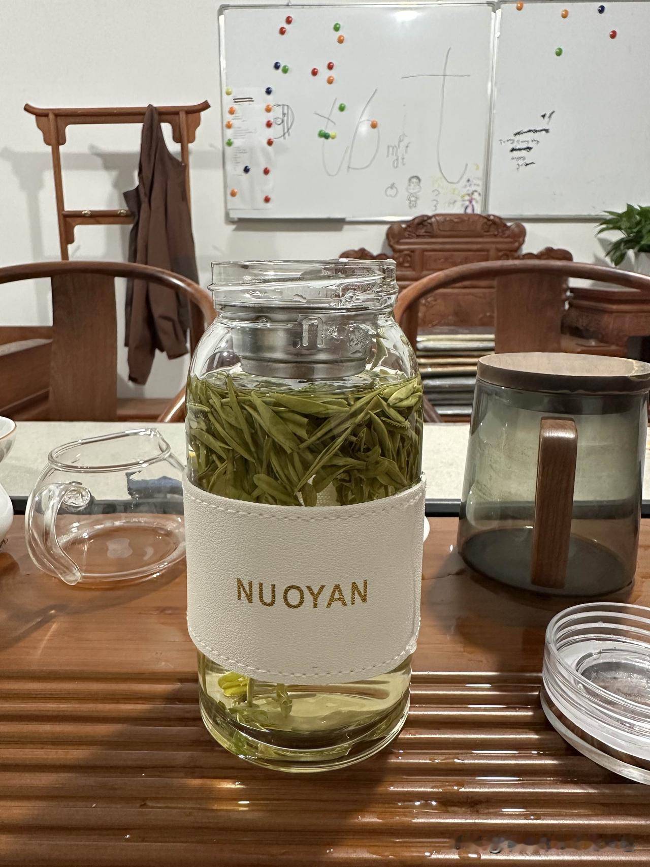 我是个忠实的茶友[呲牙]

不需要太贵，适合自己就行，就像红木家具一样[作揖]