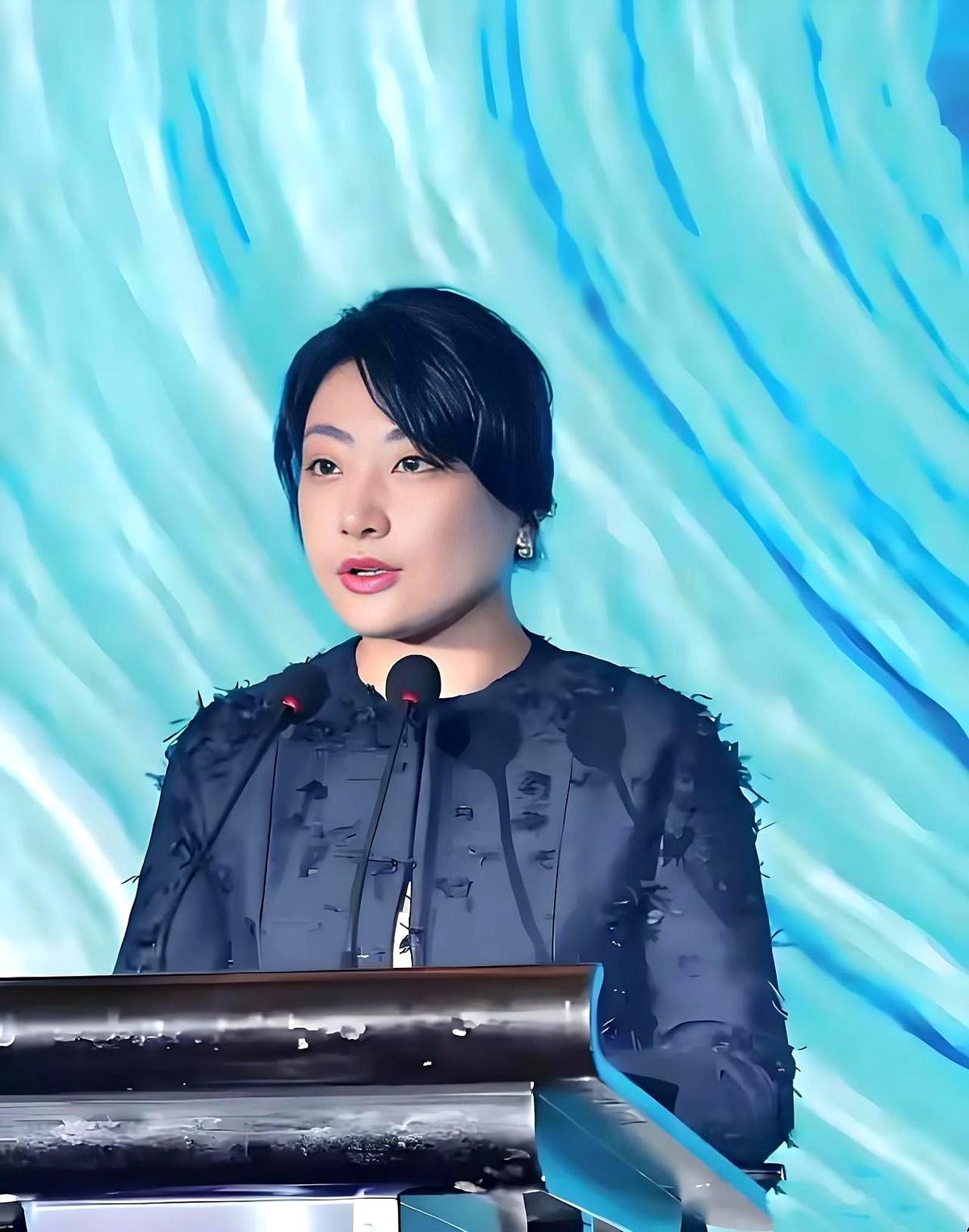 宗馥莉之所以在娃哈哈待不下去，连他的亲二叔宗泽后都选择出来背刺她。
宗馥莉前脚宣