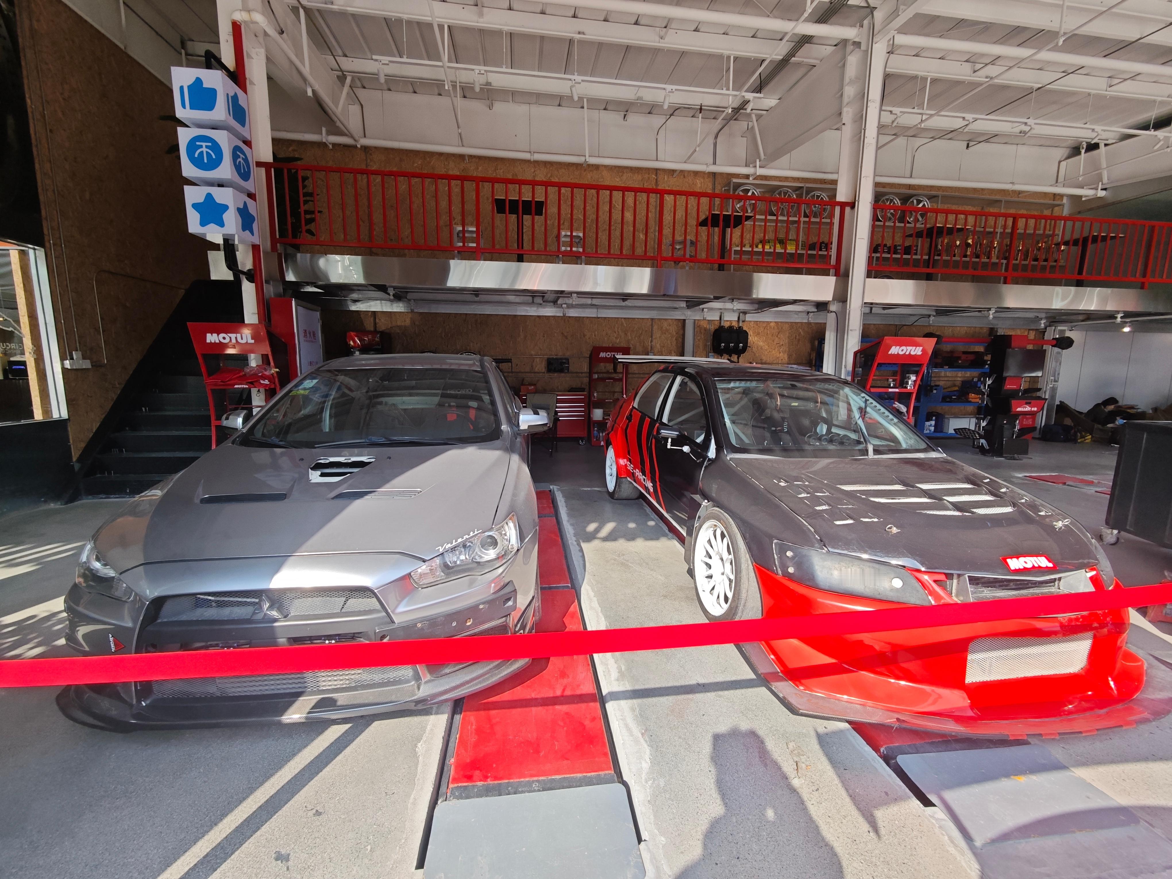 今天偶遇这两台，你们认得出是什么车么