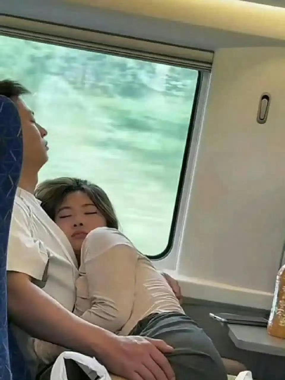 这应该是传说中
的爹系男友
确实很温馨甜蜜