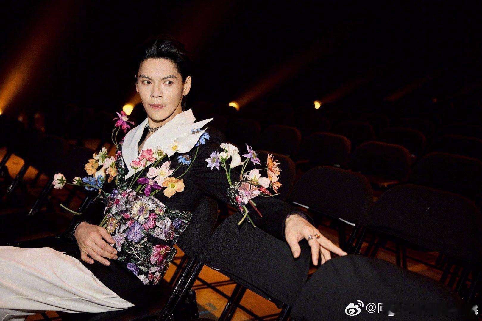 向佐否认改剧本演员是盛一伦 不实传言将改剧本的锅扣在盛一伦身上，向佐看不下去主动