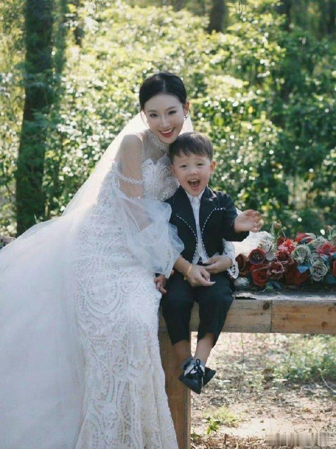 跨国网红夫妻玫瑰与毛子家庭日常分享走红，3月27日玫瑰首发文透露离婚意向，称是长