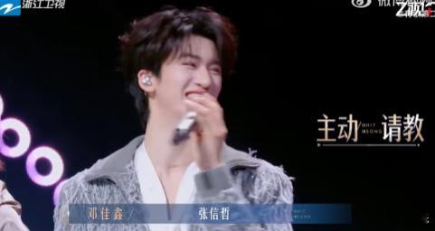 张信哲满眼都是对邓佳鑫的欣赏 邓佳鑫的表现没让人失望，张信哲老师的点评更是锦上添