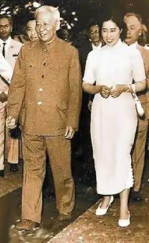 1948年，刘少奇在西柏坡迎娶了他的第六任妻子王光美，这是刘少奇一生中最后一段婚