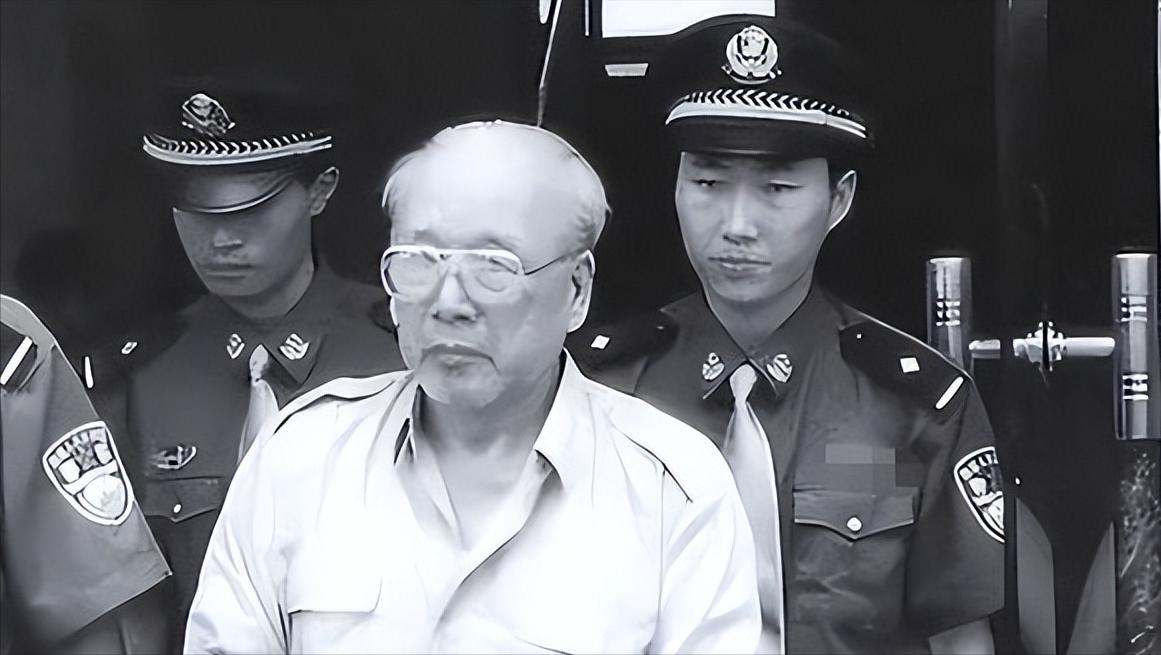 [微风]1998年，检察人员一脚踹开大门，一古稀老头正在寡妇床上温存，只见他淡定