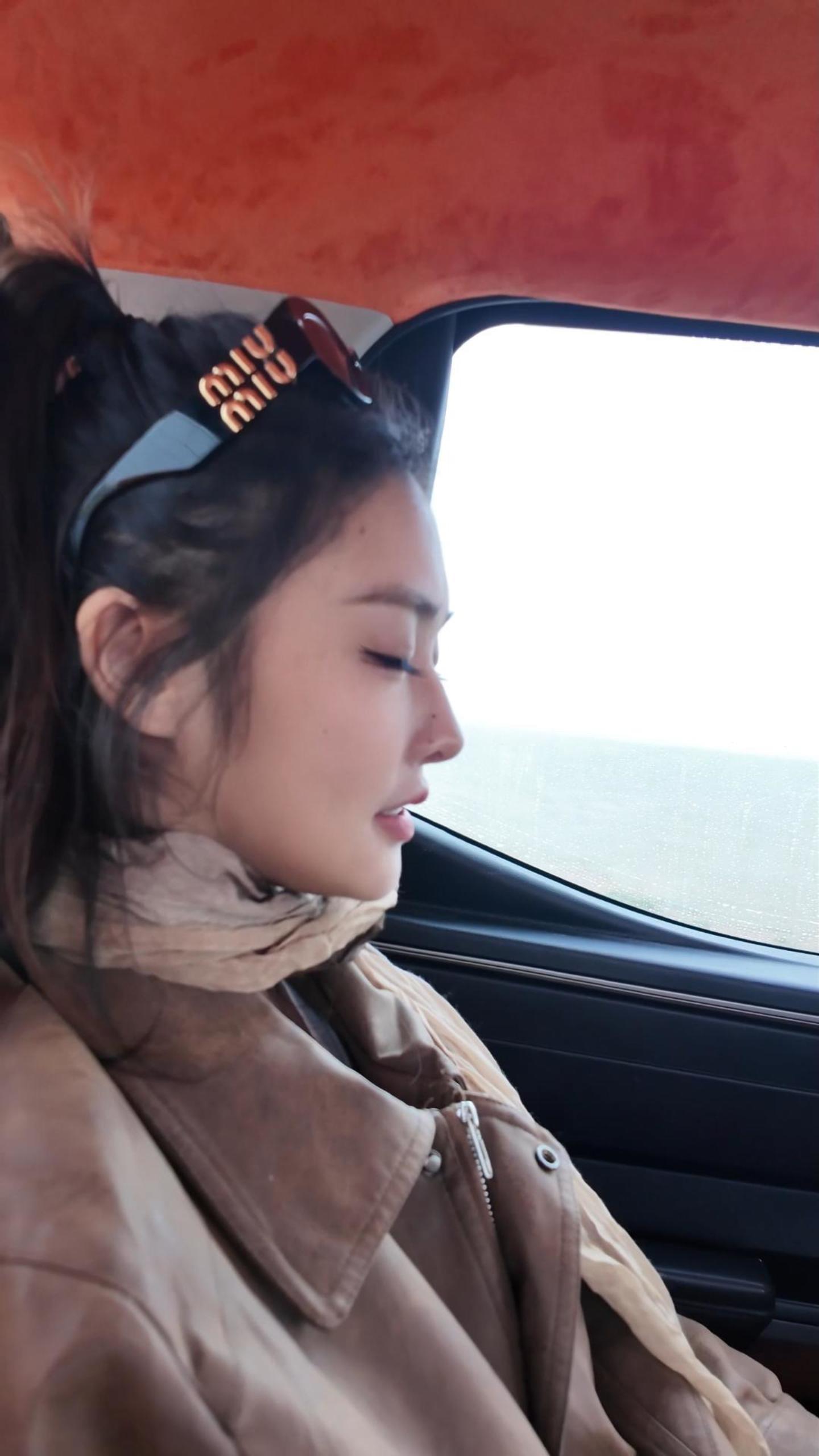 曾坐在同一辆车，奔赴同一片远方。  窗外风景不停向后倒退，狭小的车厢容...