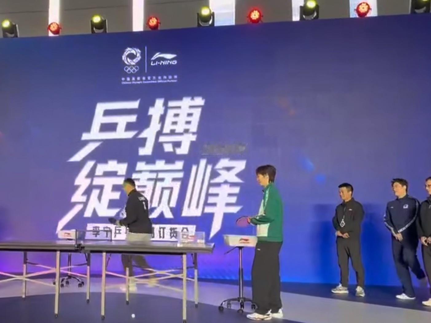 谁懂我姐姐这个头身比这个体态好完美好优越  衬托地旁边一群男的更吊丝了诶呦我天 