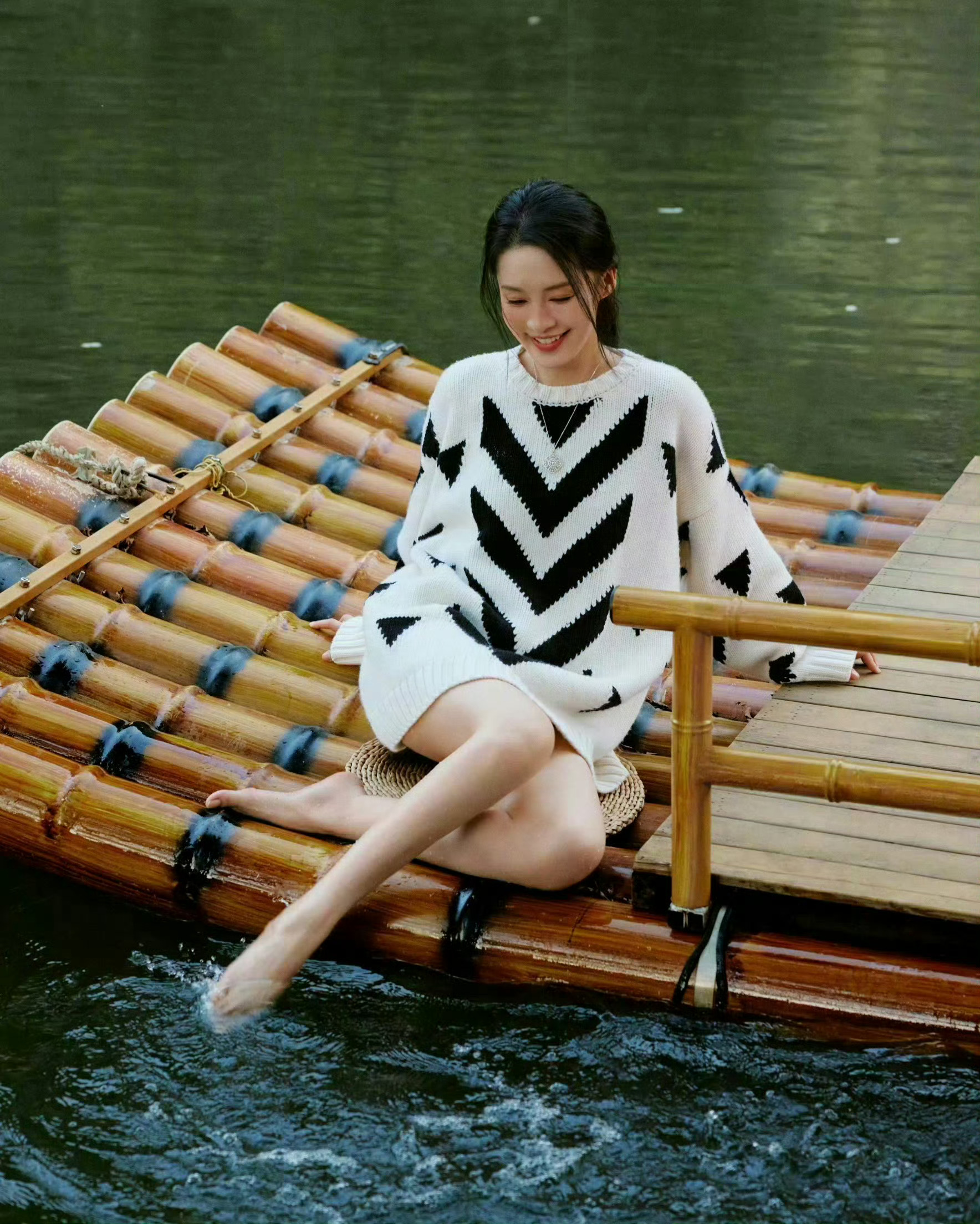 李沁光脚戏水