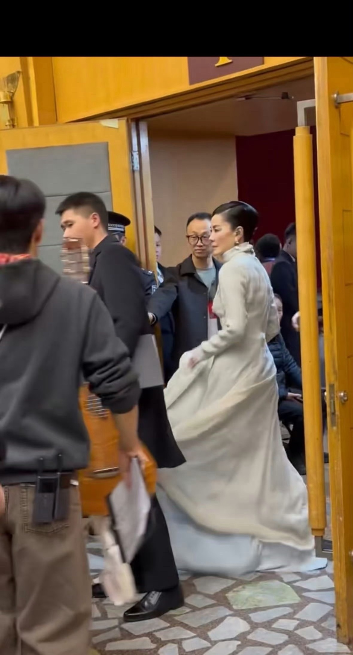 央视官宣王菲春晚新歌王菲将在今年的春晚献上《你我经历的一刻》！也就这个能看了，这