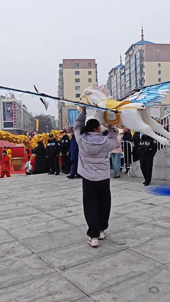 山西。
正月十六飞马猪腾空。