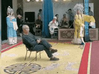 就这么走了？
四平八稳坐在场子中间，无视他人的劝说，冲横耍愣不可一世，今儿不满足