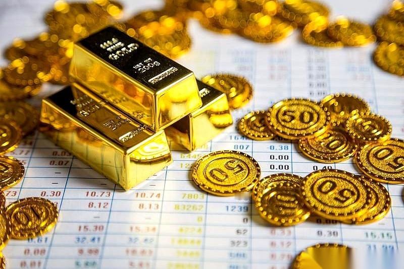 年初金价冲到1255块一克，我身边的人眼睛都红了，手机里全是晒单截图，柜台跟前里