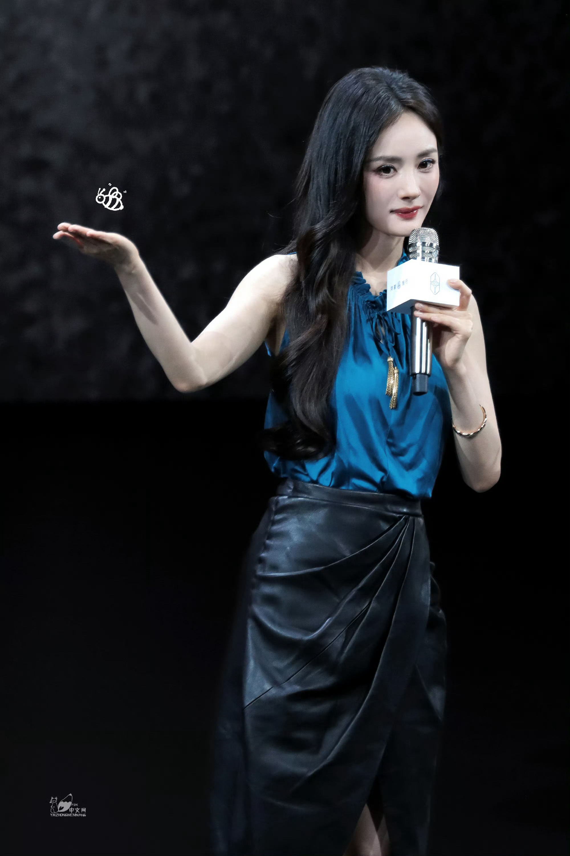 杨幂开场走成秀场以为杨幂要踩着高跟鞋去干架杨幂亮相享界G9发布会气场全开，出场直