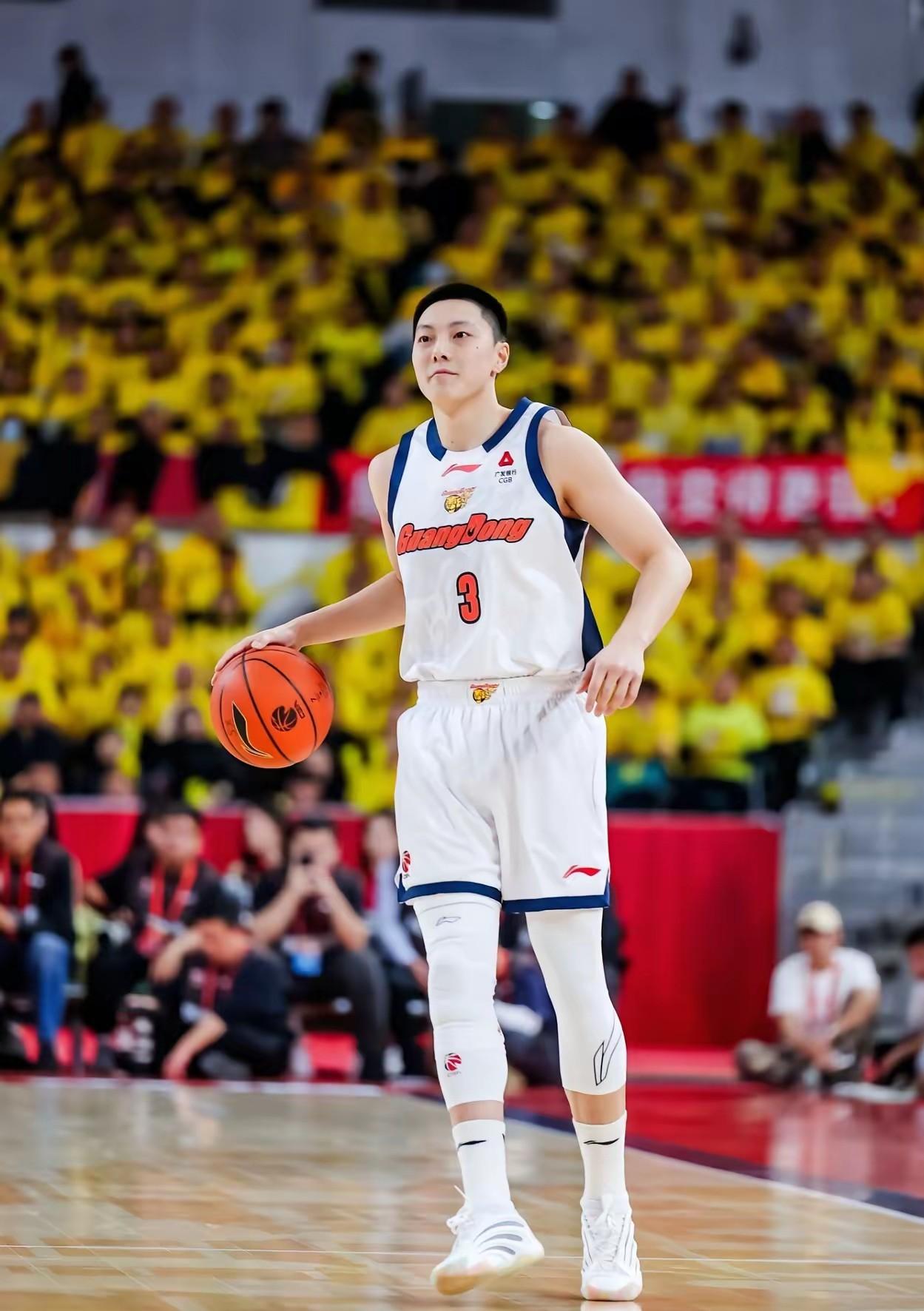 广东男篮连续输给北京和上海，这赛季夺冠还🈶希望吗？胡明轩的状态起伏不定，他的状