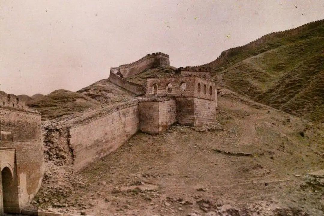 这是清朝末年的长城！
为什么？
那时候的山大部分都是光秃秃？

无论是山还是道路