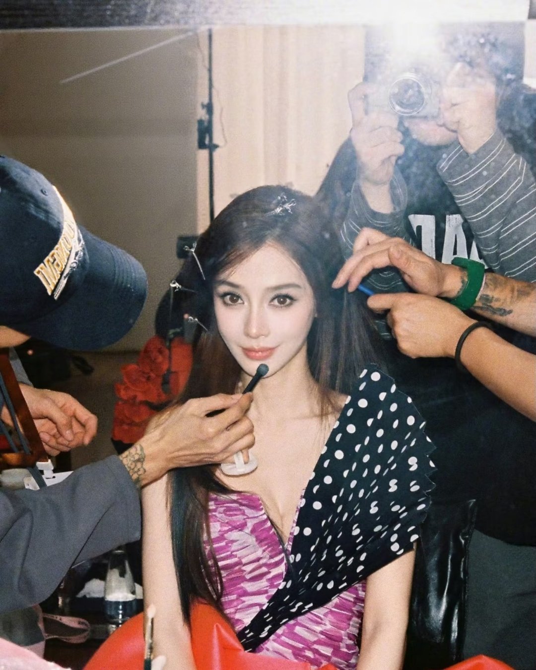 别告诉我这是最近的Angelababy穿上高定礼服却搭配国货运动鞋直播，意外引发