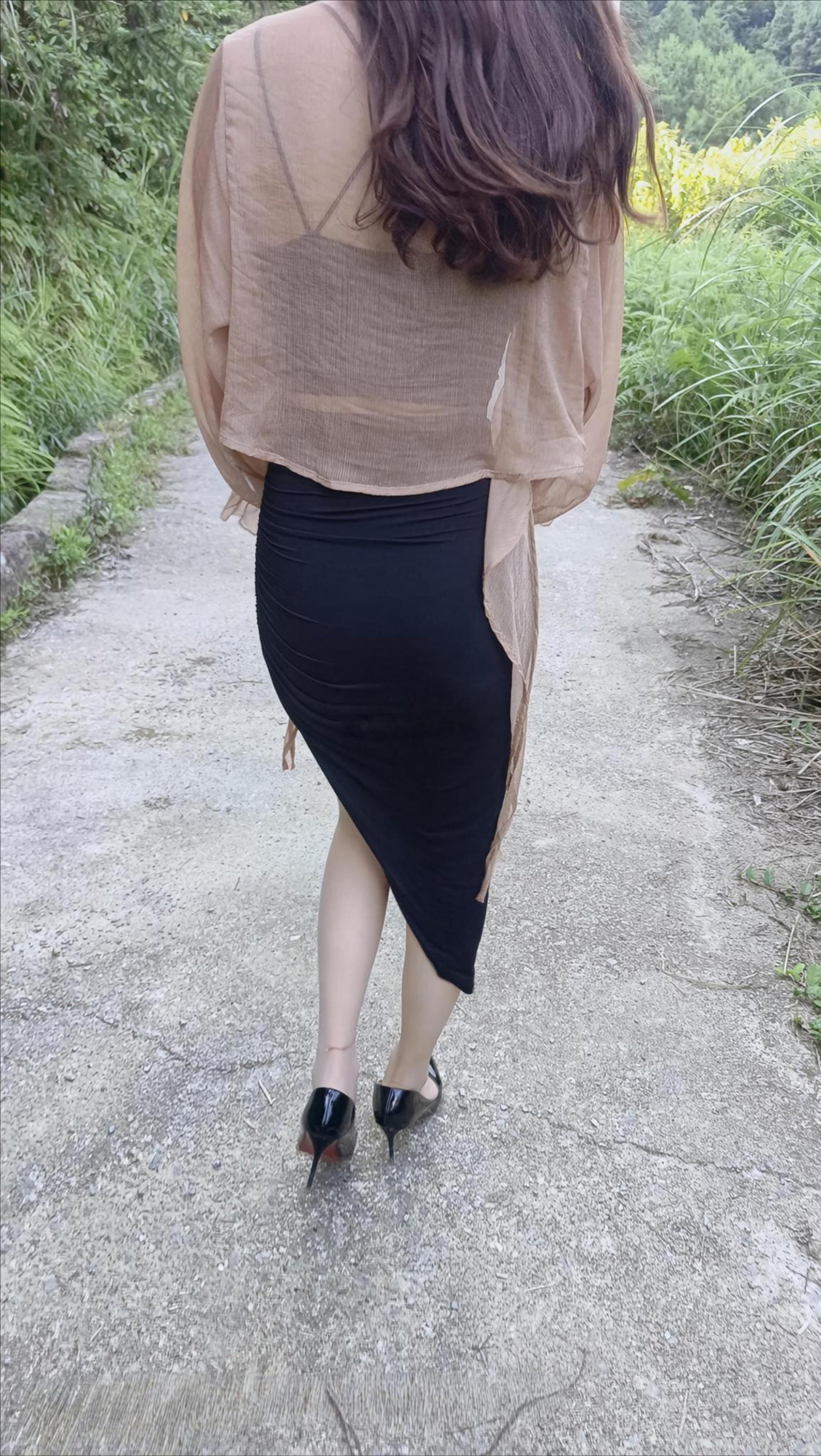 要不要一起来外面散散步呢 