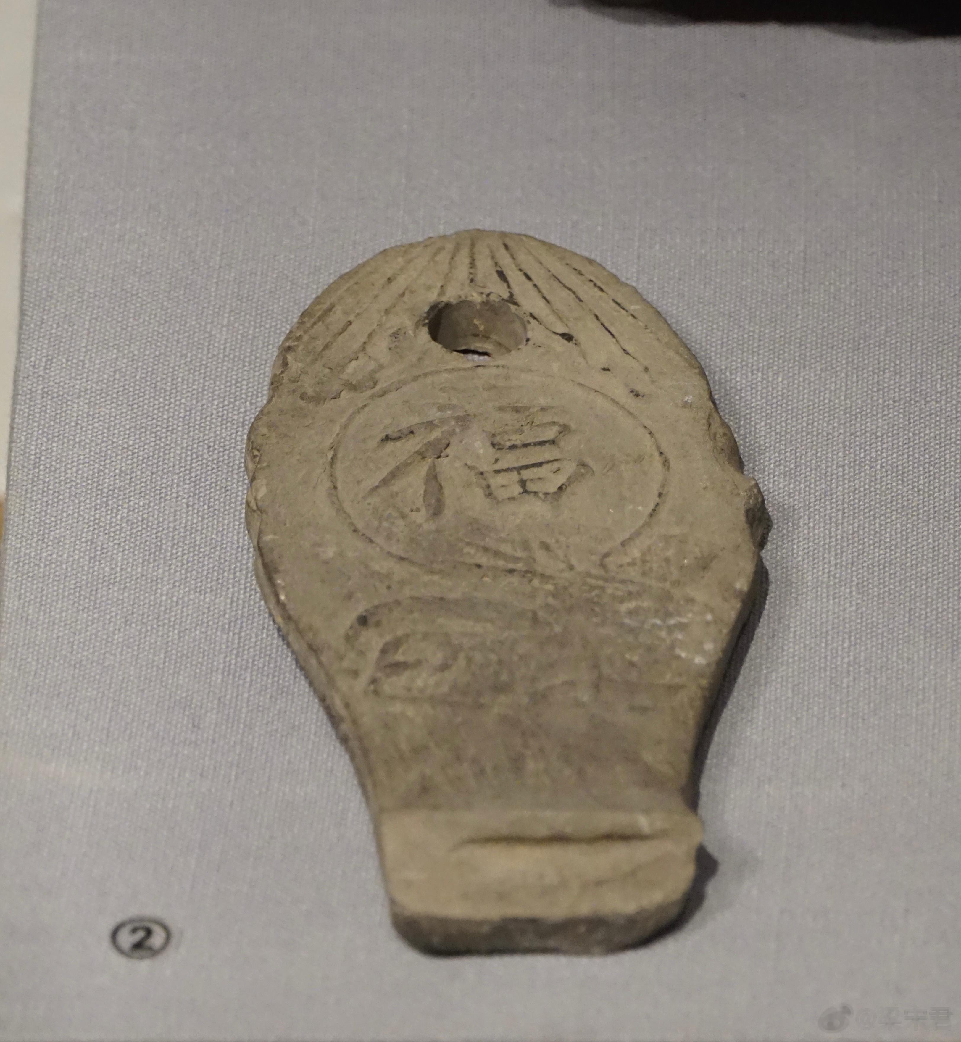 杭州博物馆藏宋代陶挂灯（图一，底部灯碗部分已失）使用方式参考图二山西高平开化寺宋