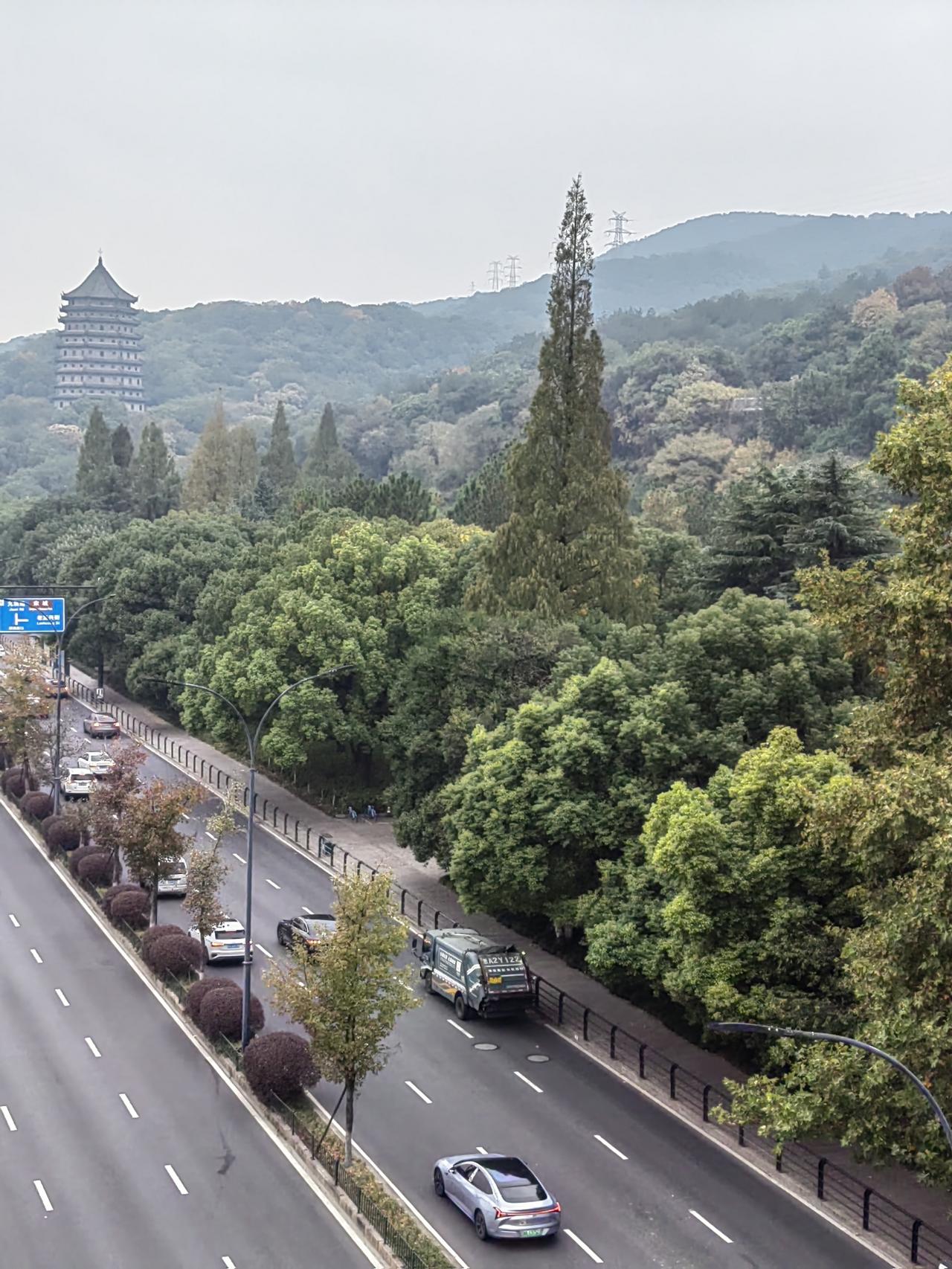 在江苏省镇江市北固山上的北固楼上远眺，那景色真是绝了！北固山虽只有55.2米高，