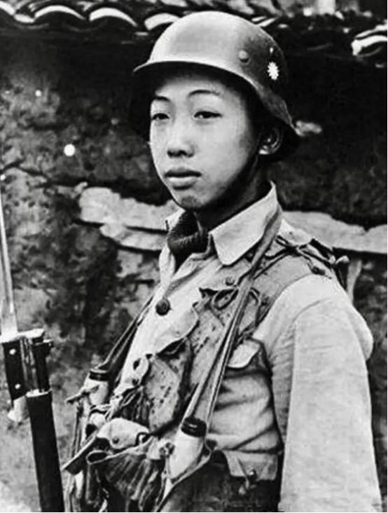 1939年，日本大佐饭野贤十，在南昌战场上，瞄准撤退的中国士兵，练“百步穿杨”。