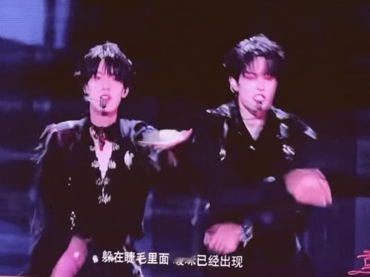 极禹三点钟舞台极禹双人舞烧得势均力敌从被禁锢到反客为主，短短四分钟完成完整的人物