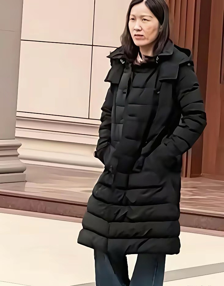 她是刘强东父母收养的妹妹名字叫刘静姝，今年35岁，人长的眉清目秀，苗条的高个子，