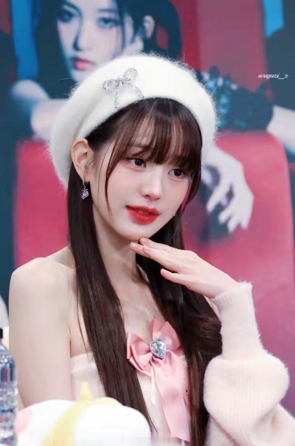 王橹杰玩梗张元英刚刷到这个事儿，有点哭笑不得。小孩子物料里随便跟着比划了个舞蹈动