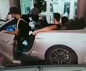 看着手好疼