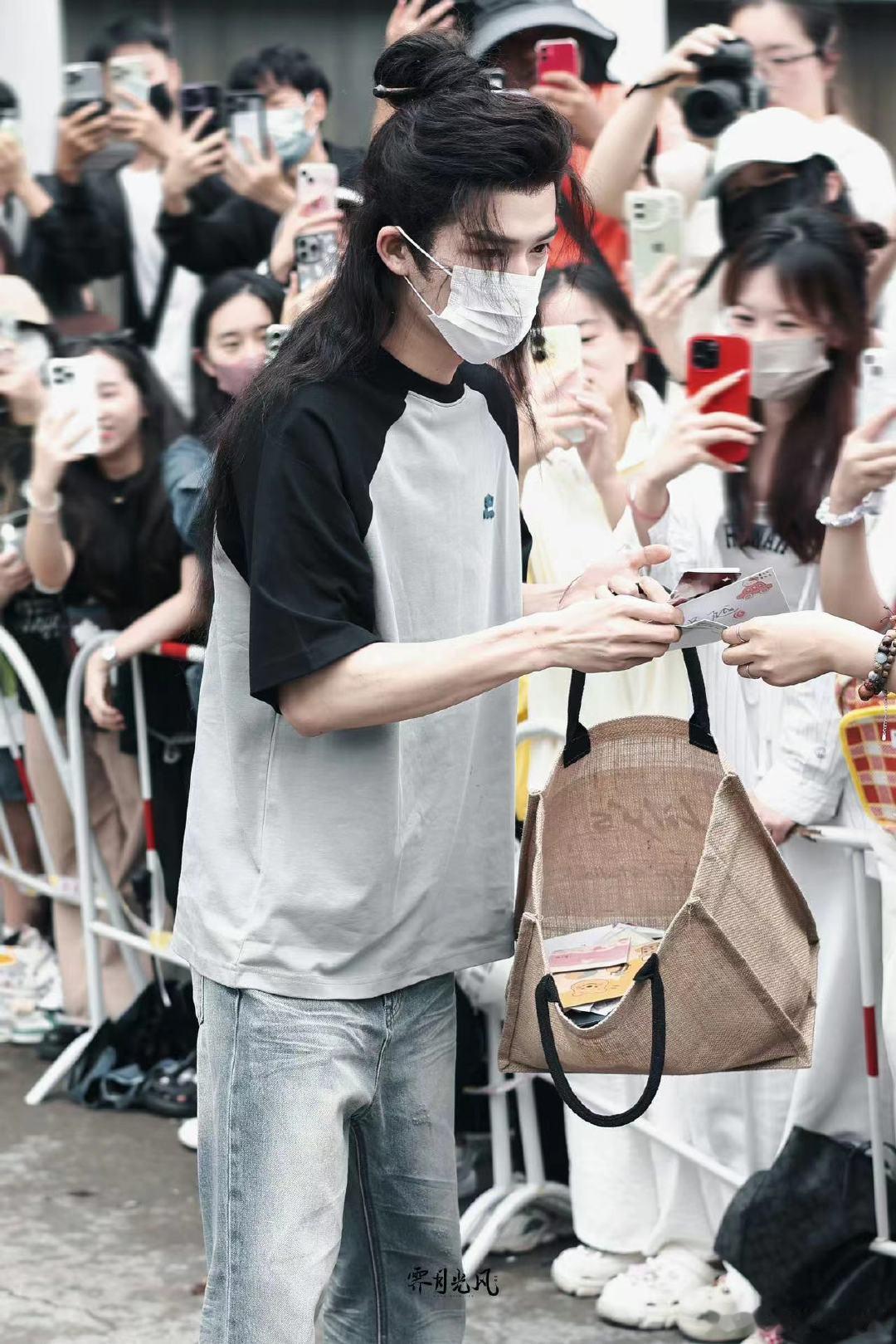 #王星越收信没有带包包#看得出来小孩哥今日上班状态不太对了，带着墨镜估计眼睛都哭