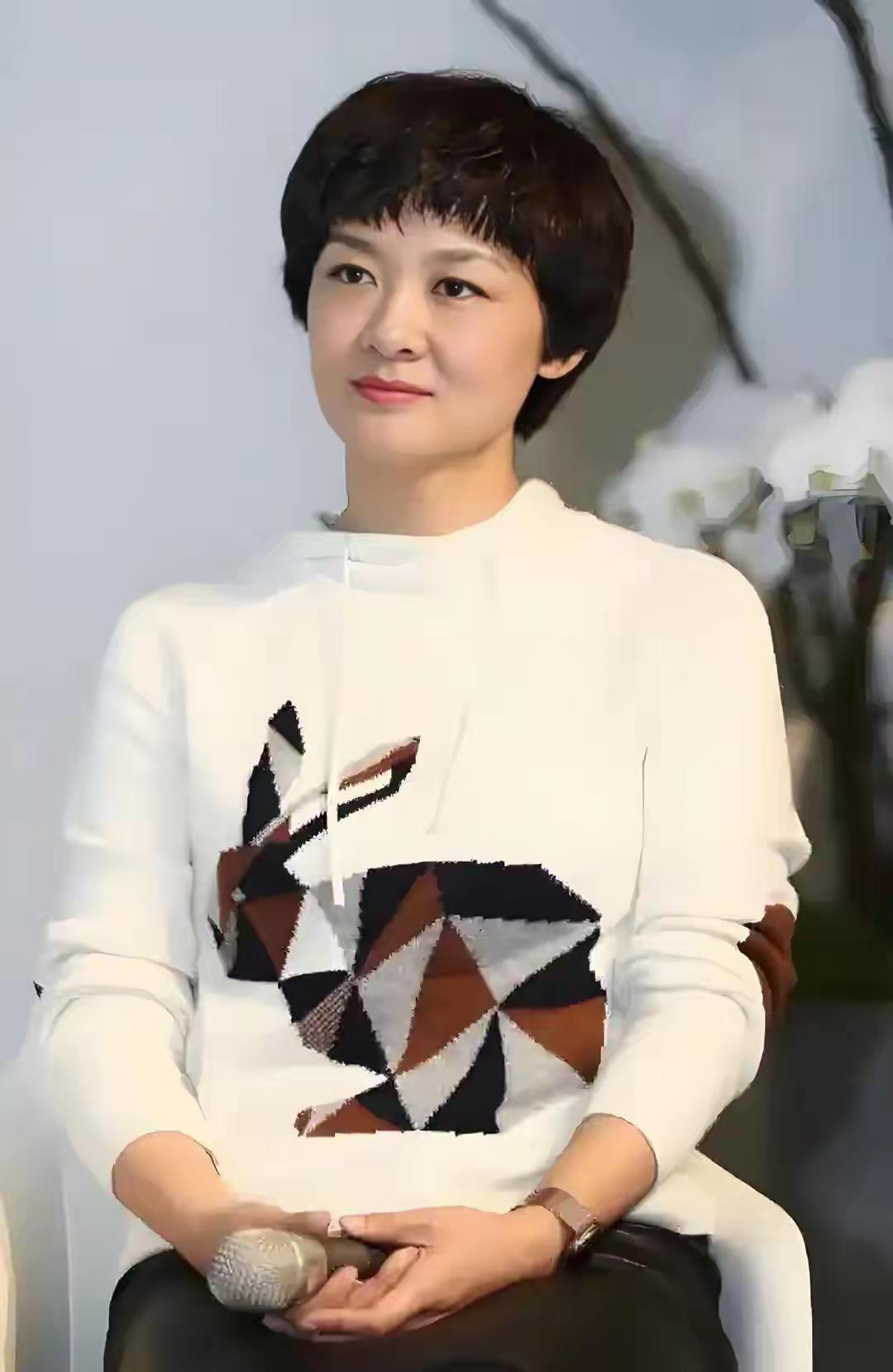 央视美女主
持李小萌[玫瑰]