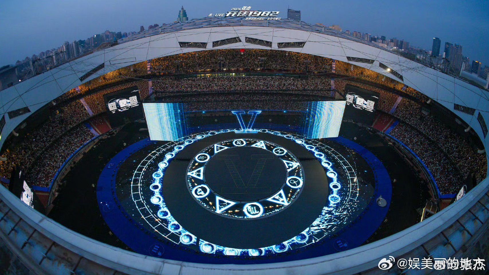 一个字概括张杰鸟巢演唱会 一个字：燃！万人星海大合唱，歌声响彻鸟巢，舞台特效与歌