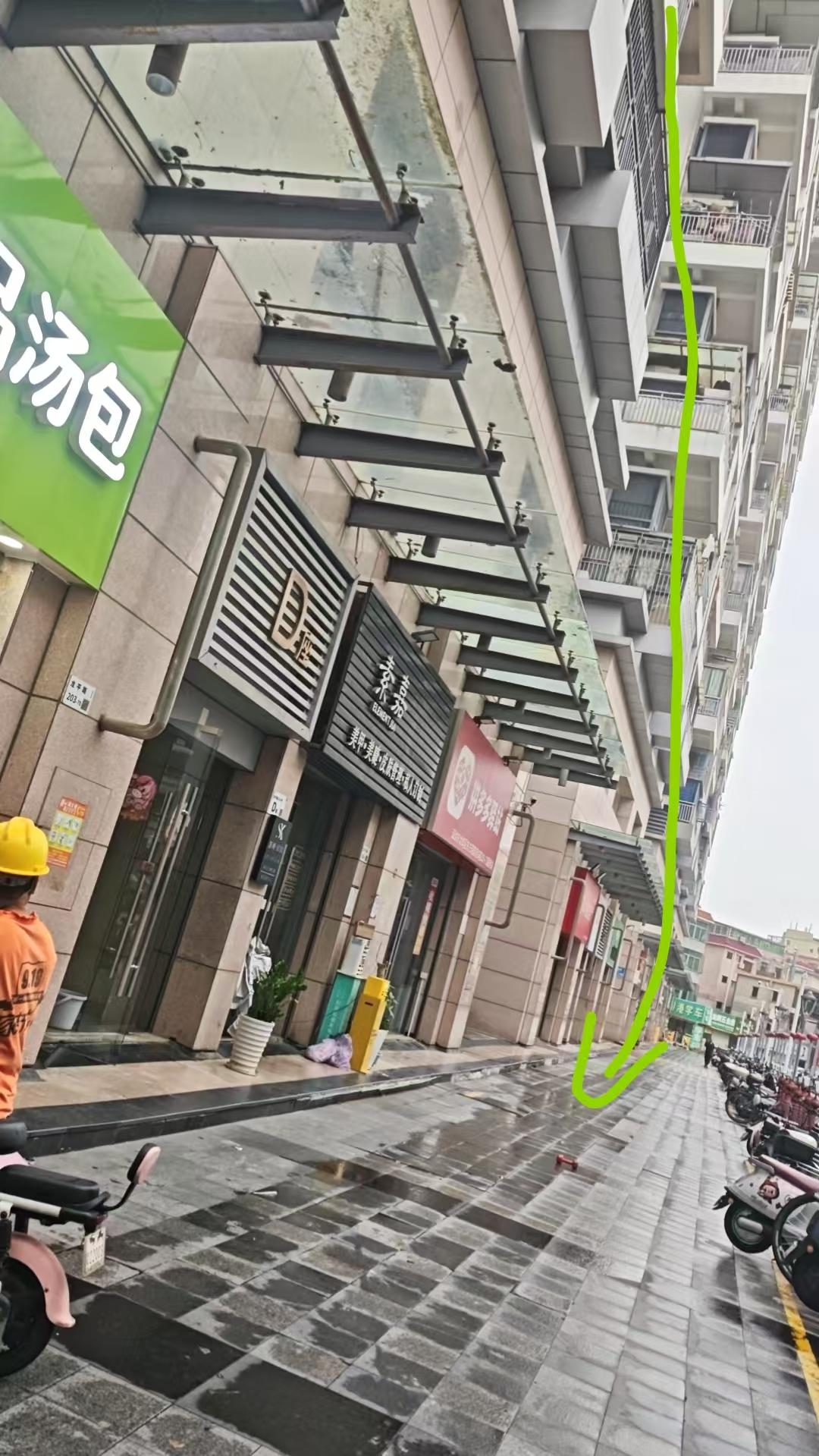 好吓人哦，高空抛物，竟然抛哑铃。差一点就砸到店老板了。

这都是什么人啊！应该彻