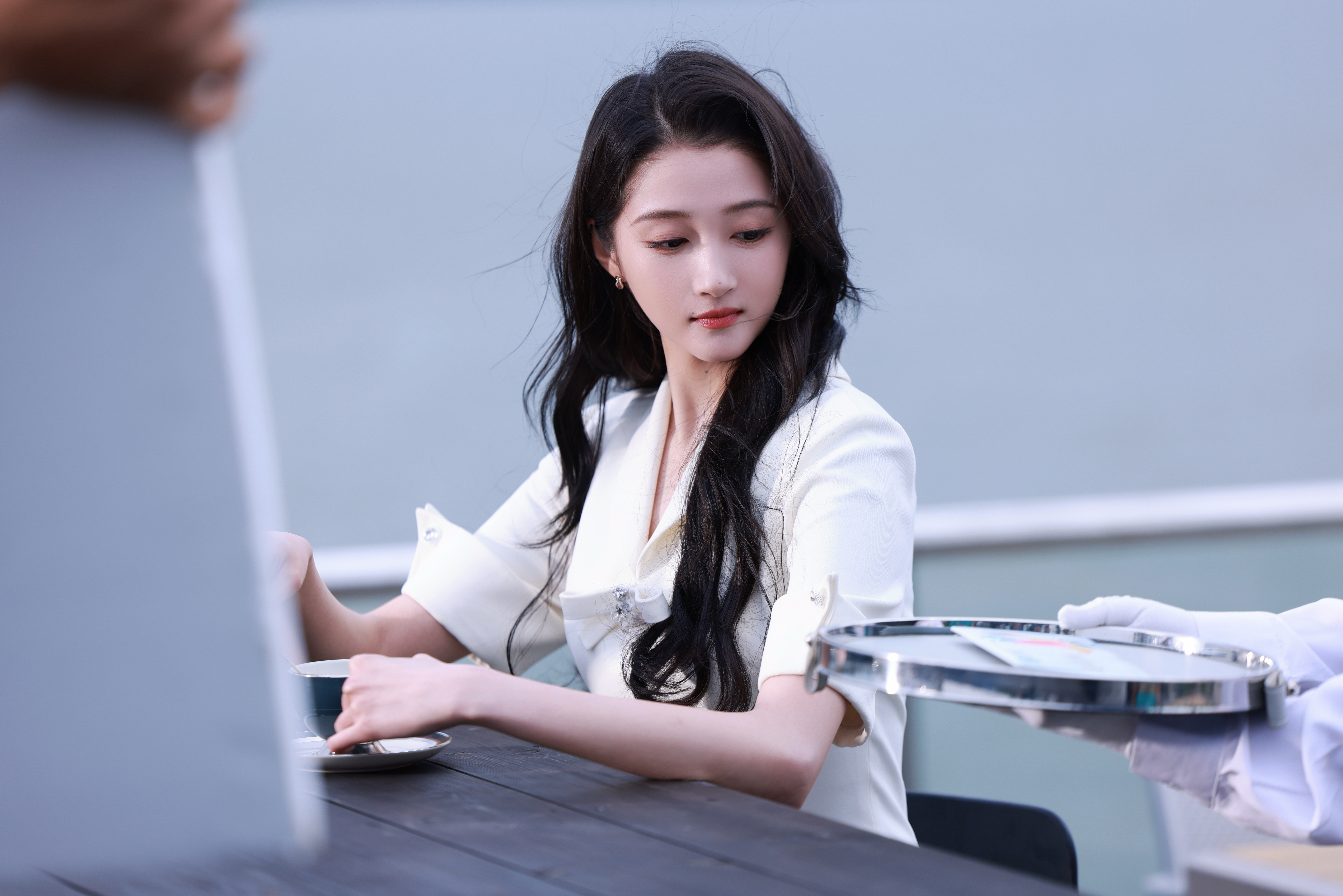 关晓彤一撑伞就出神图关晓彤白玉兰塑，高雅圣洁女神