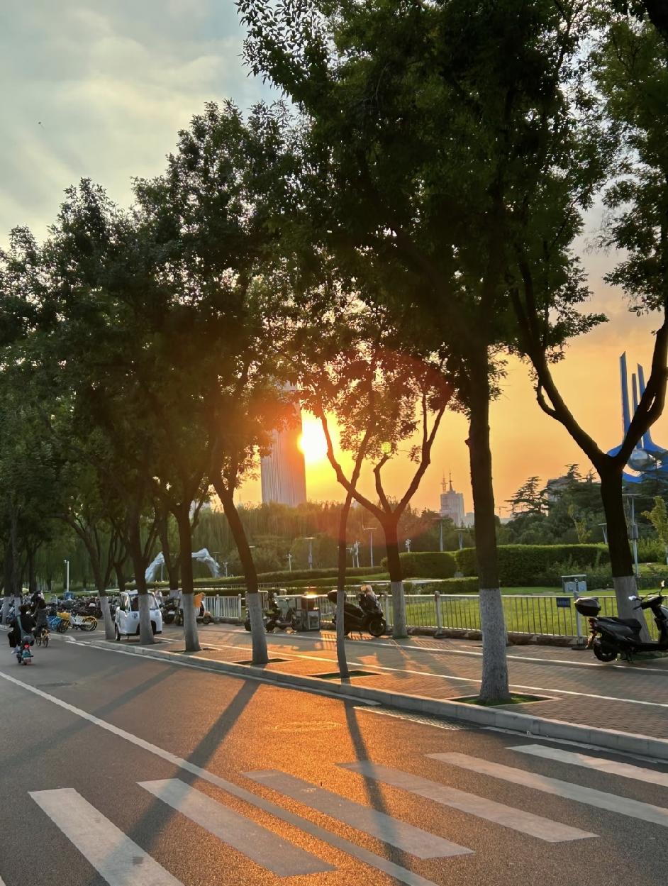 奉劝大家一句，
都提前做好心理准备，
再过5天，全国各地就正式进入
三伏天的末伏
